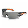 Munkavédelmi szemüveg UVEX PHEOS 9192245 füstszínű, vegyszerálló, UV-védelem, fekete/naranc szár